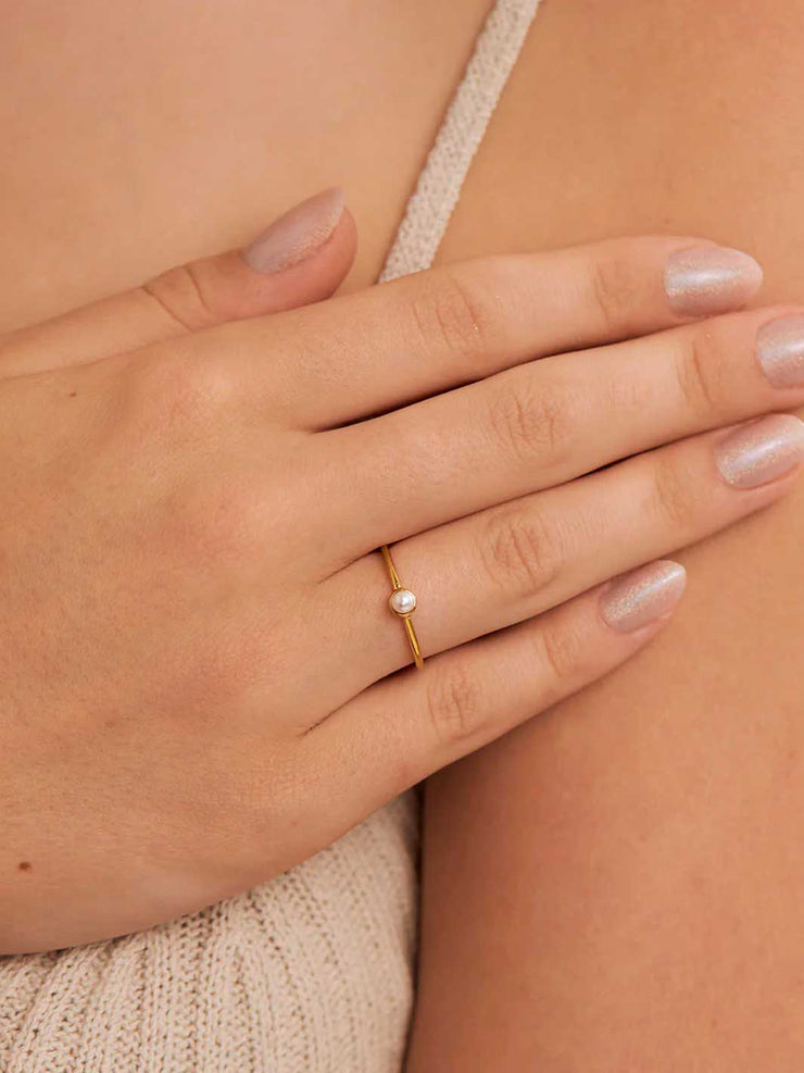 Delicate Pearl Ring Gold